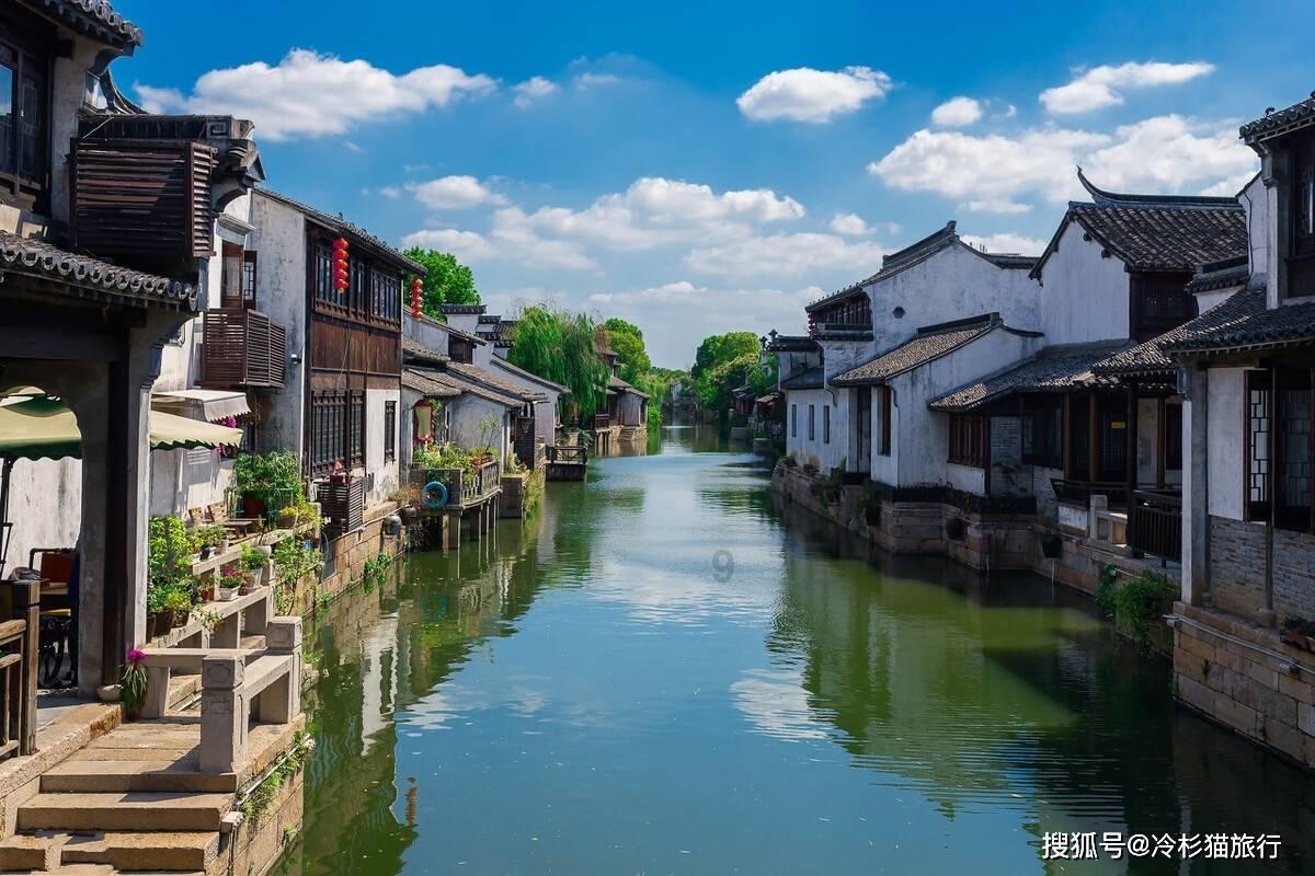 老同学聚会互相鞠躬敬个礼差点摔倒什么意思?-专业问答社区